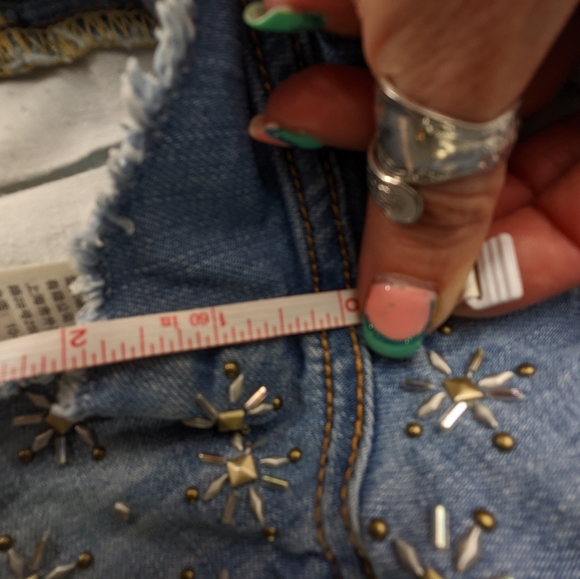 ☀️Hollister EUC Starburst distressed jean shorts 28W Junior 7 blue cutoffs - Picture 12 of 13